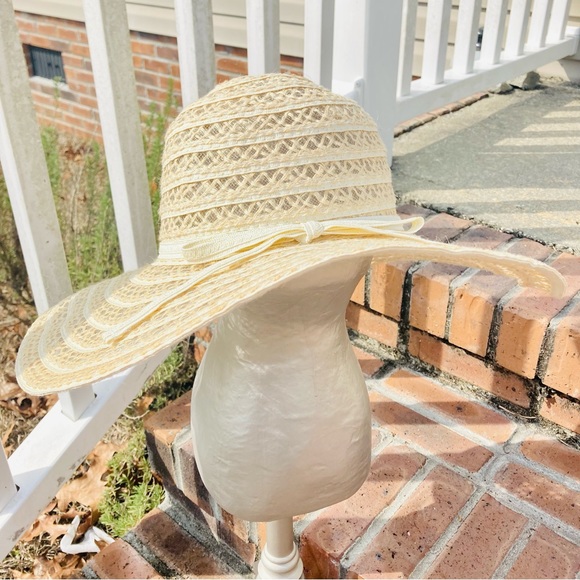 Accessories - NWOT BEVER WORN GORGEOUS CREAM WIDE BRIM SUMMER SUN HAT